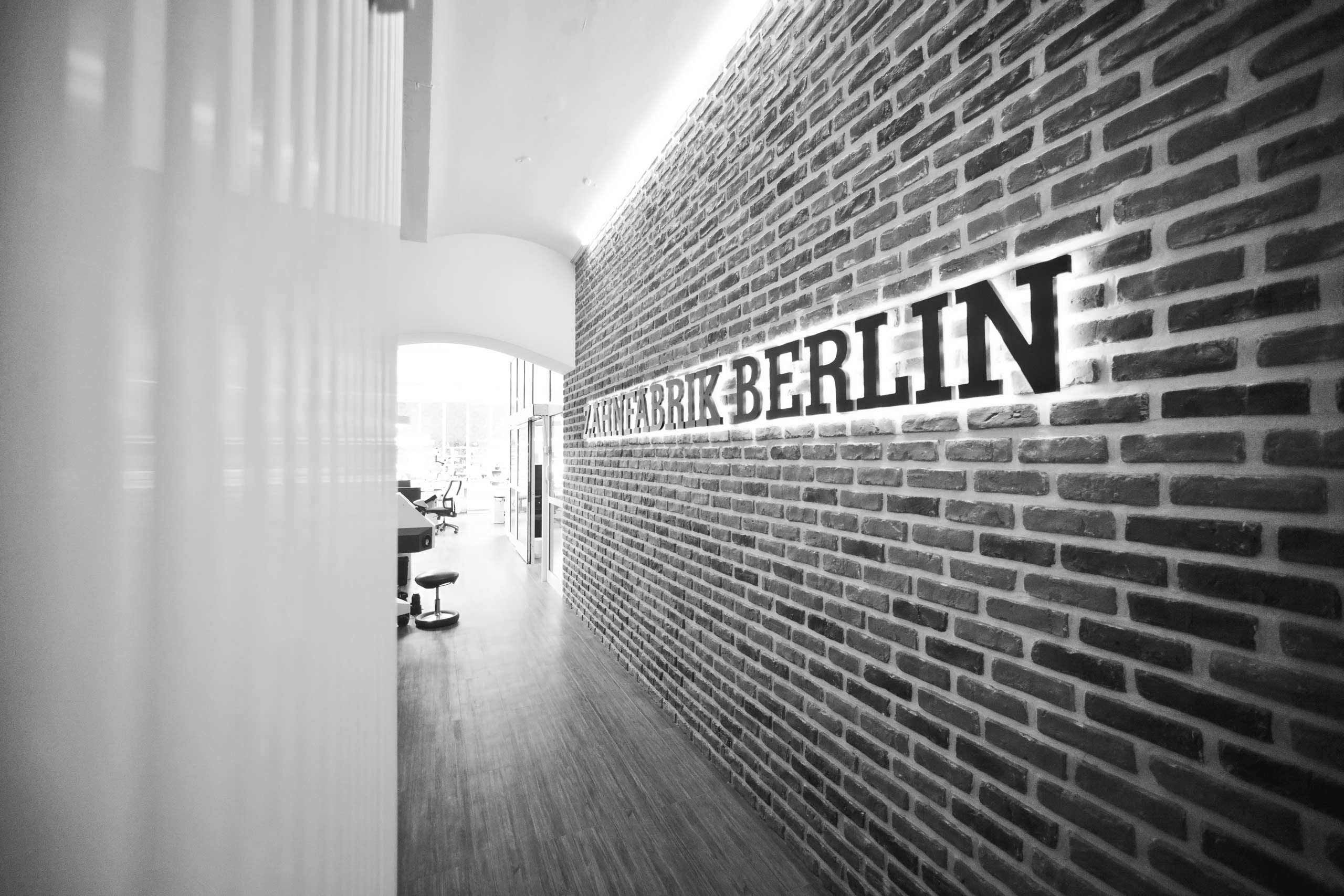 Zahnfabrik Berlin Schriftzug auf einer Ziegelwand