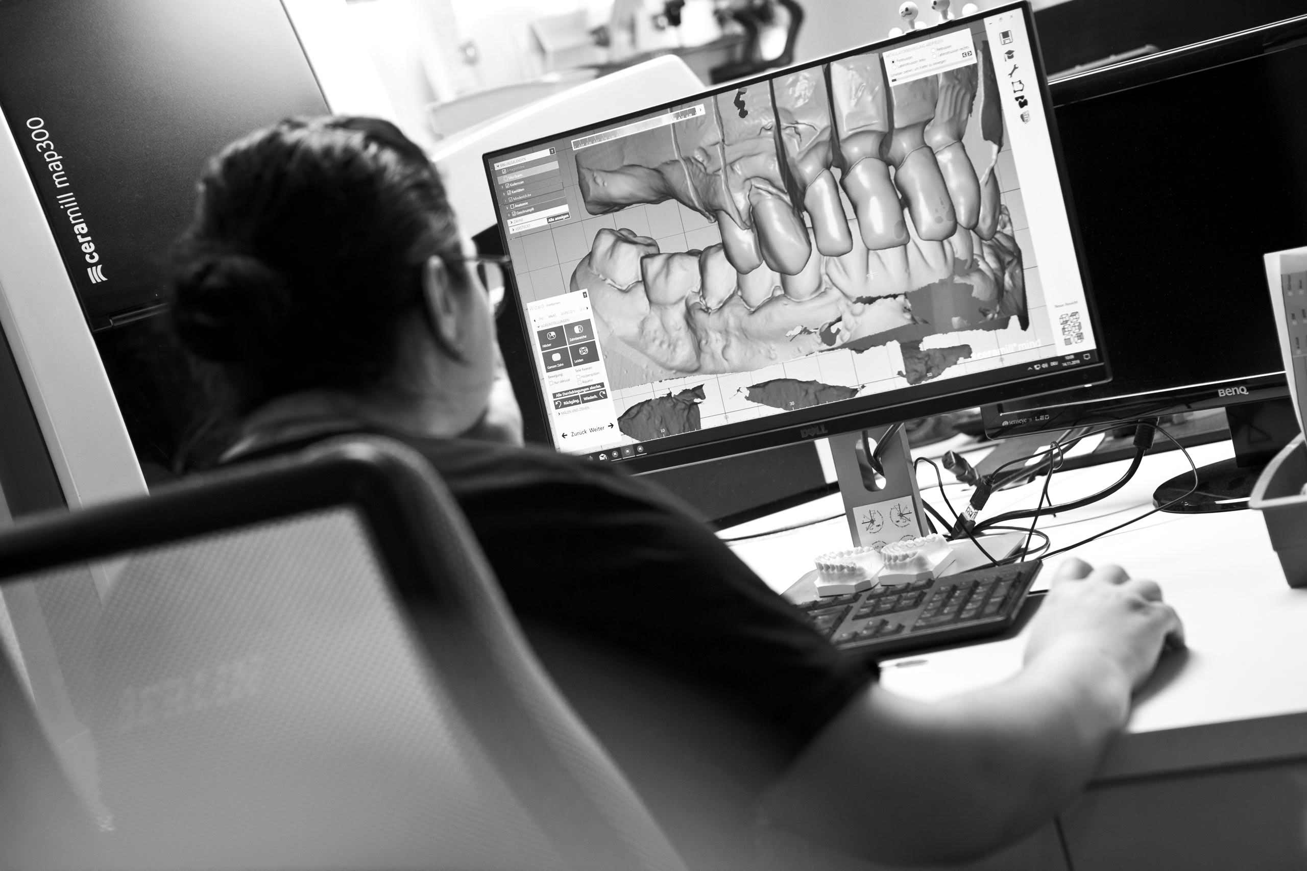 Zahnfabrik Mitarbeiter arbeitet mti 3D CAD Software