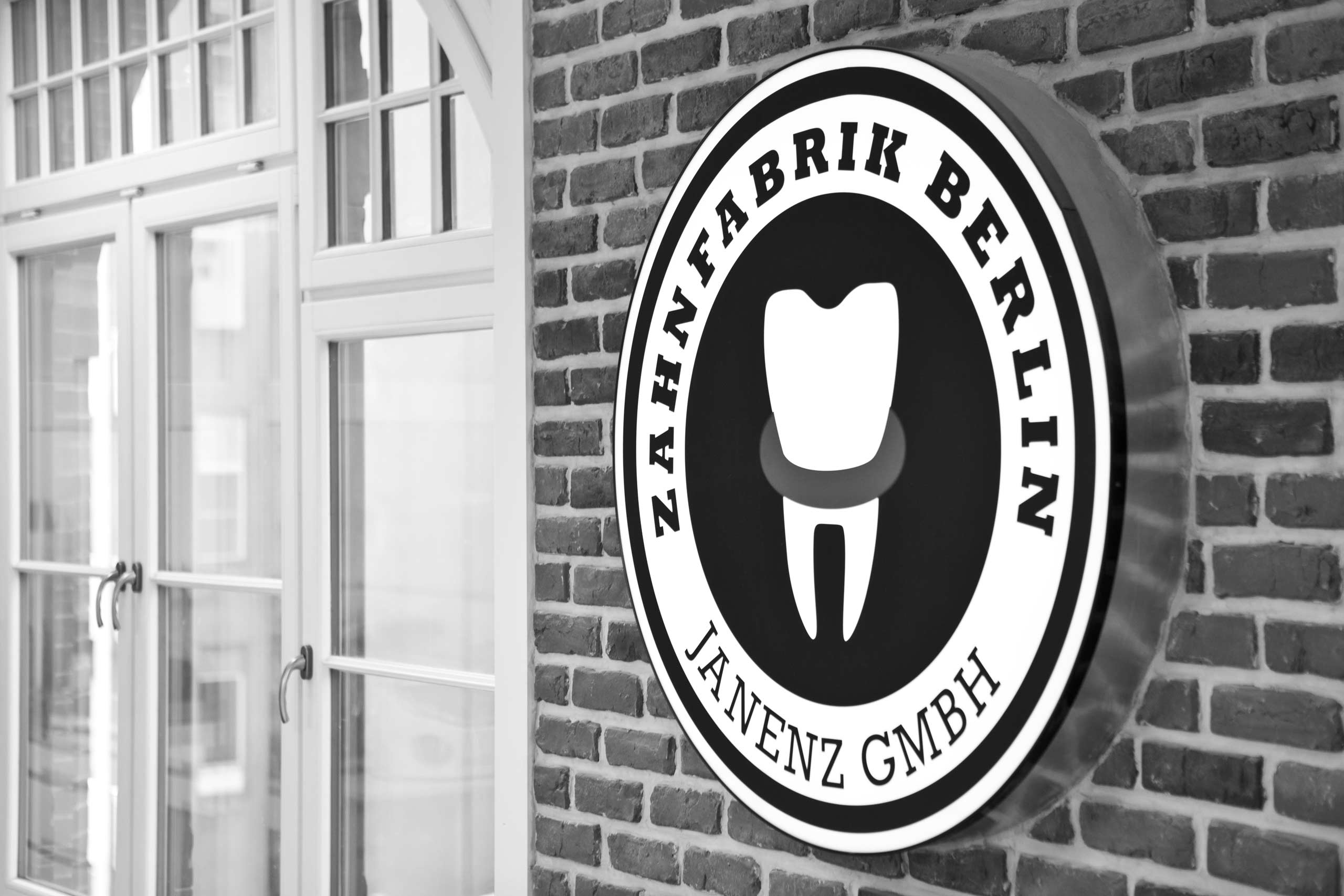 Zahnfabrik Berlin Schriftzug auf einer Ziegelwand